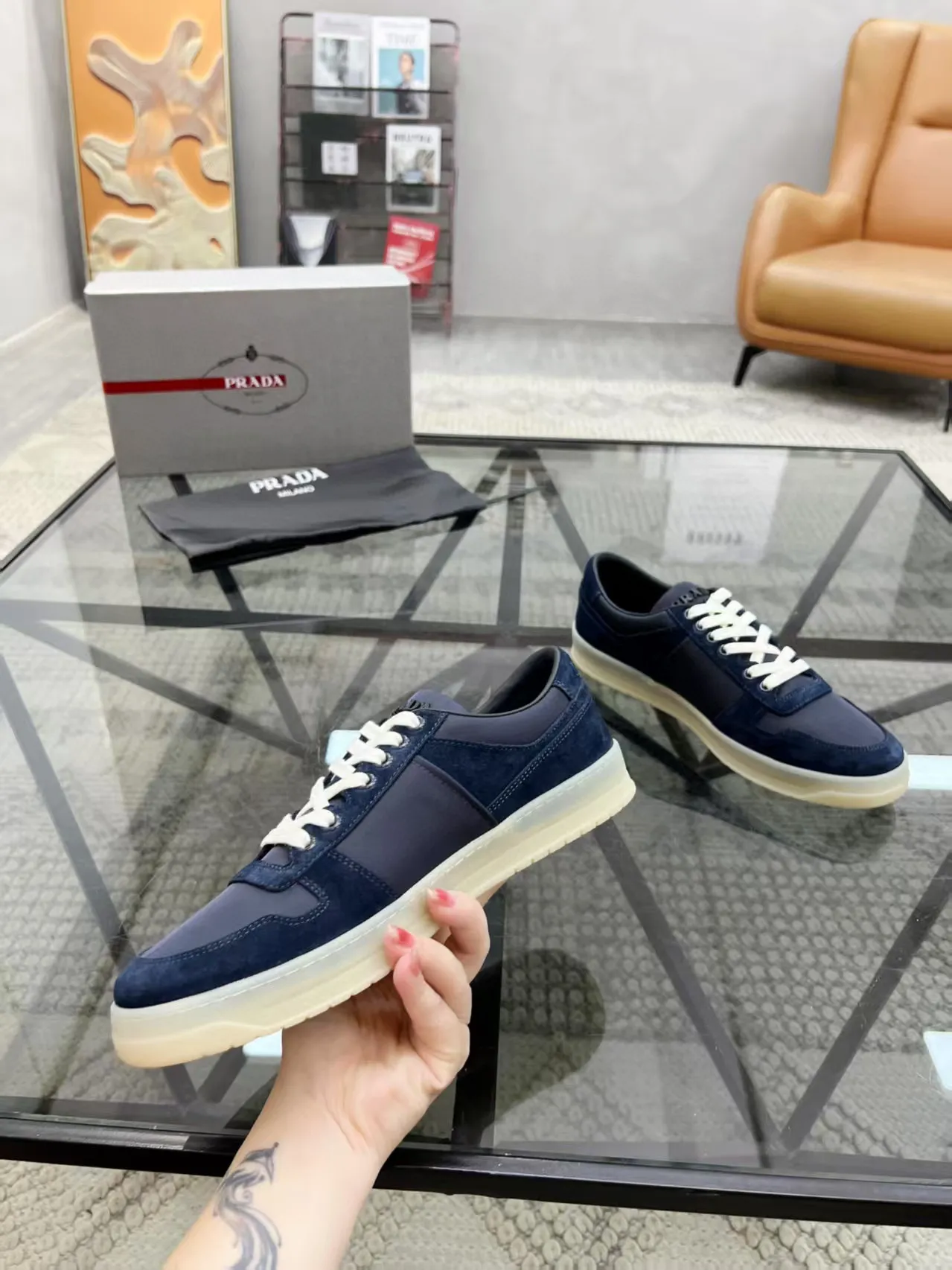 Factory price: 400💰Prada new men's leather sports shoes, the highest version on the market, any comparison is welcome🆚! The original leather has excellent texture and is super high-end! Fetal sheep net lining imported from Italy, removable pad! Luxurious materials and fine workmanship, highly recommended! Code number: 38-44, customized 45